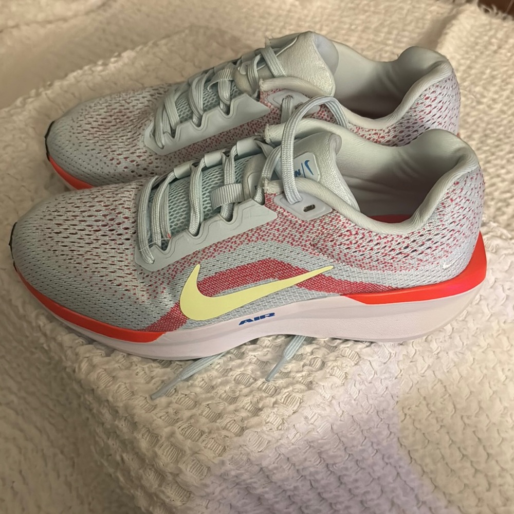 Nike Winflo 11 Size 8